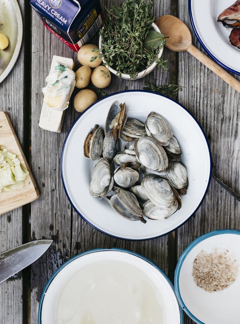 Clams in their shell are separated out from the cooking broth. 
