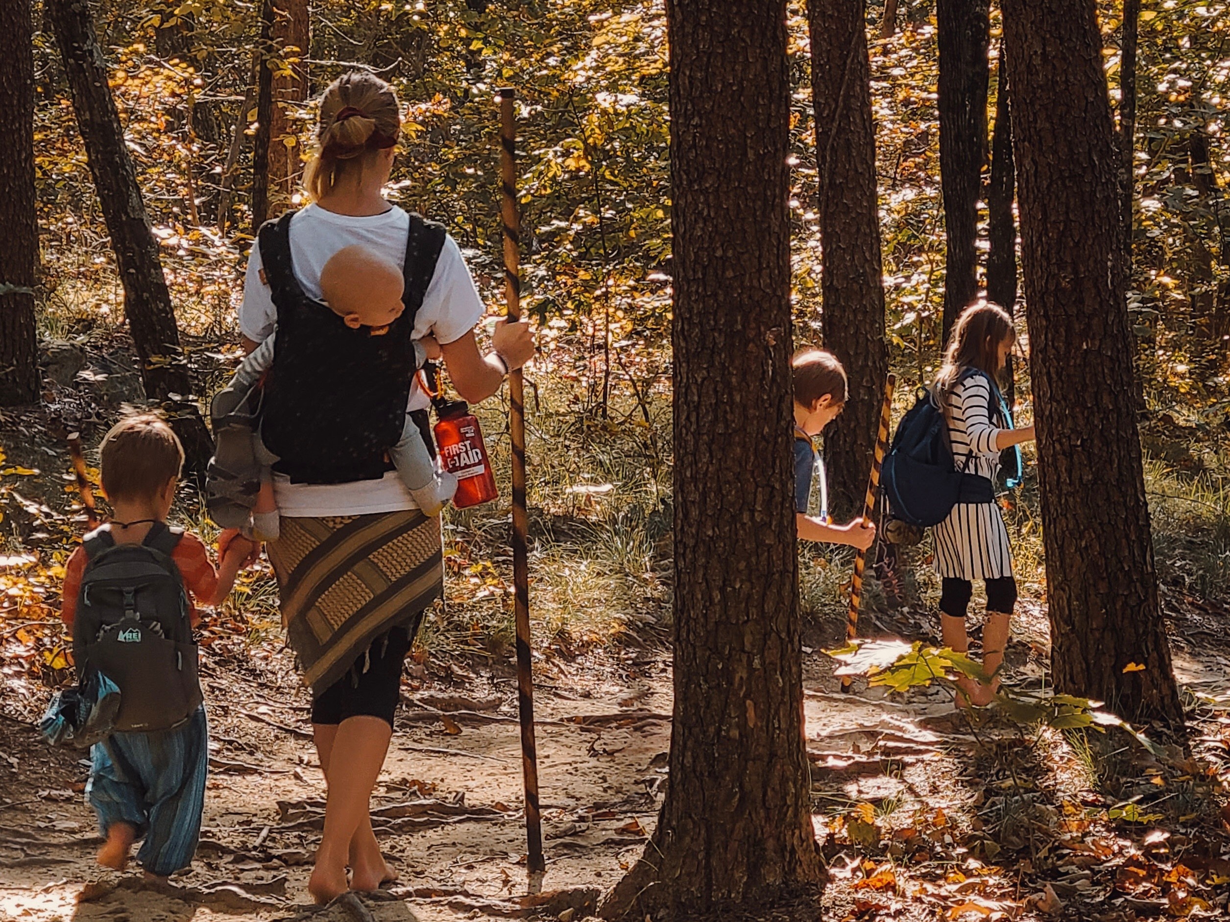 Bibi BARRINGER taking a hike with her children 