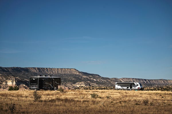A Jayco Pinnacle fifth wheel boondocking in the desert.