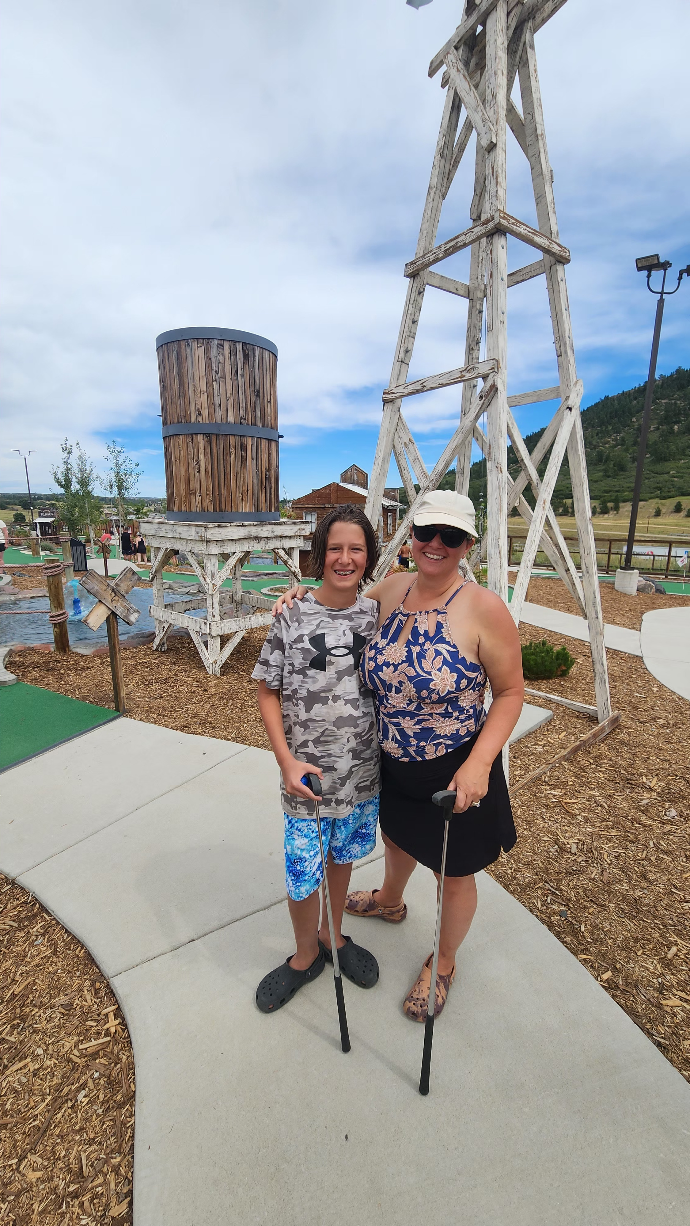 Kaylee Tachau poses with her child at a mini golf course.