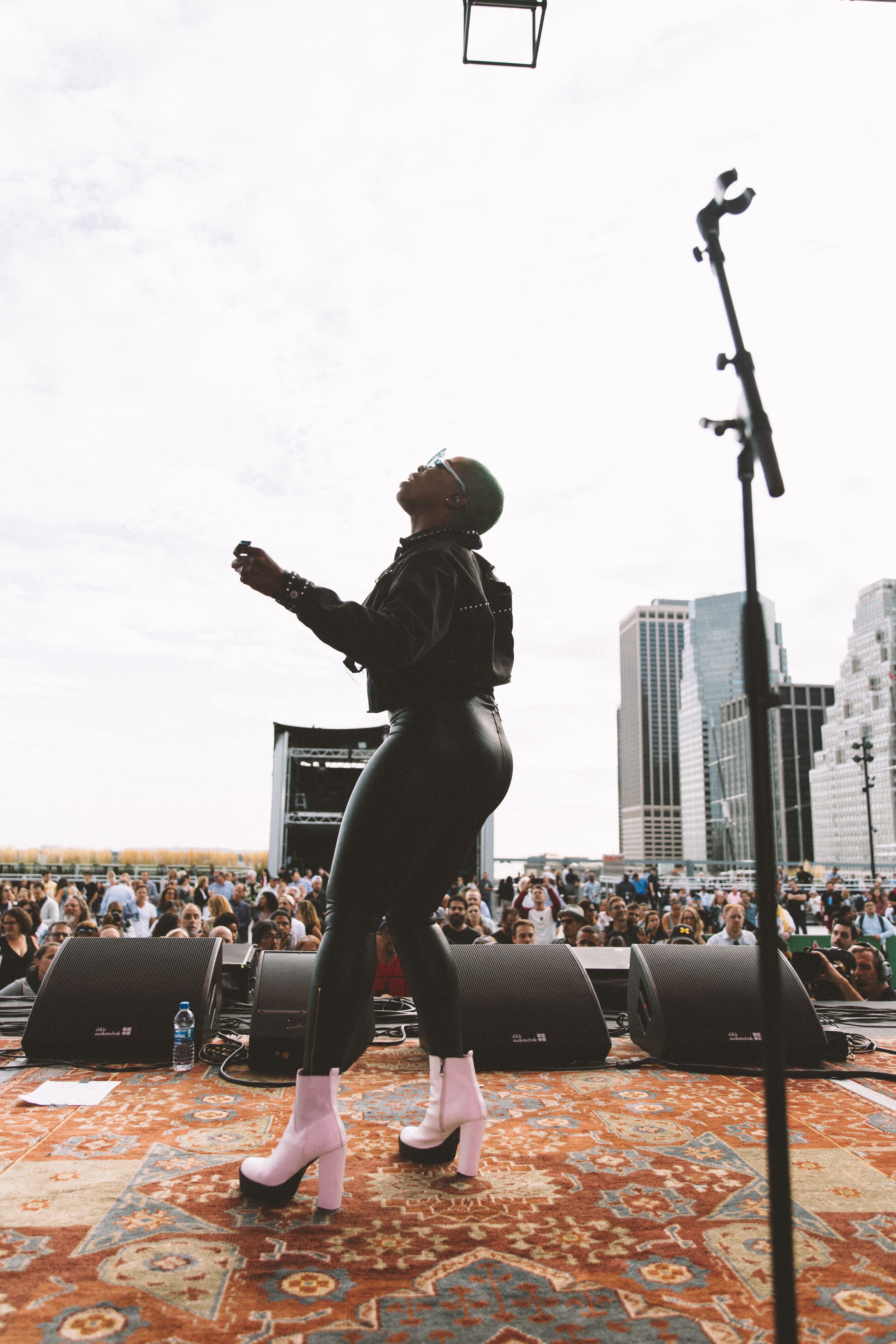 Jessy performing to a large crowd outside