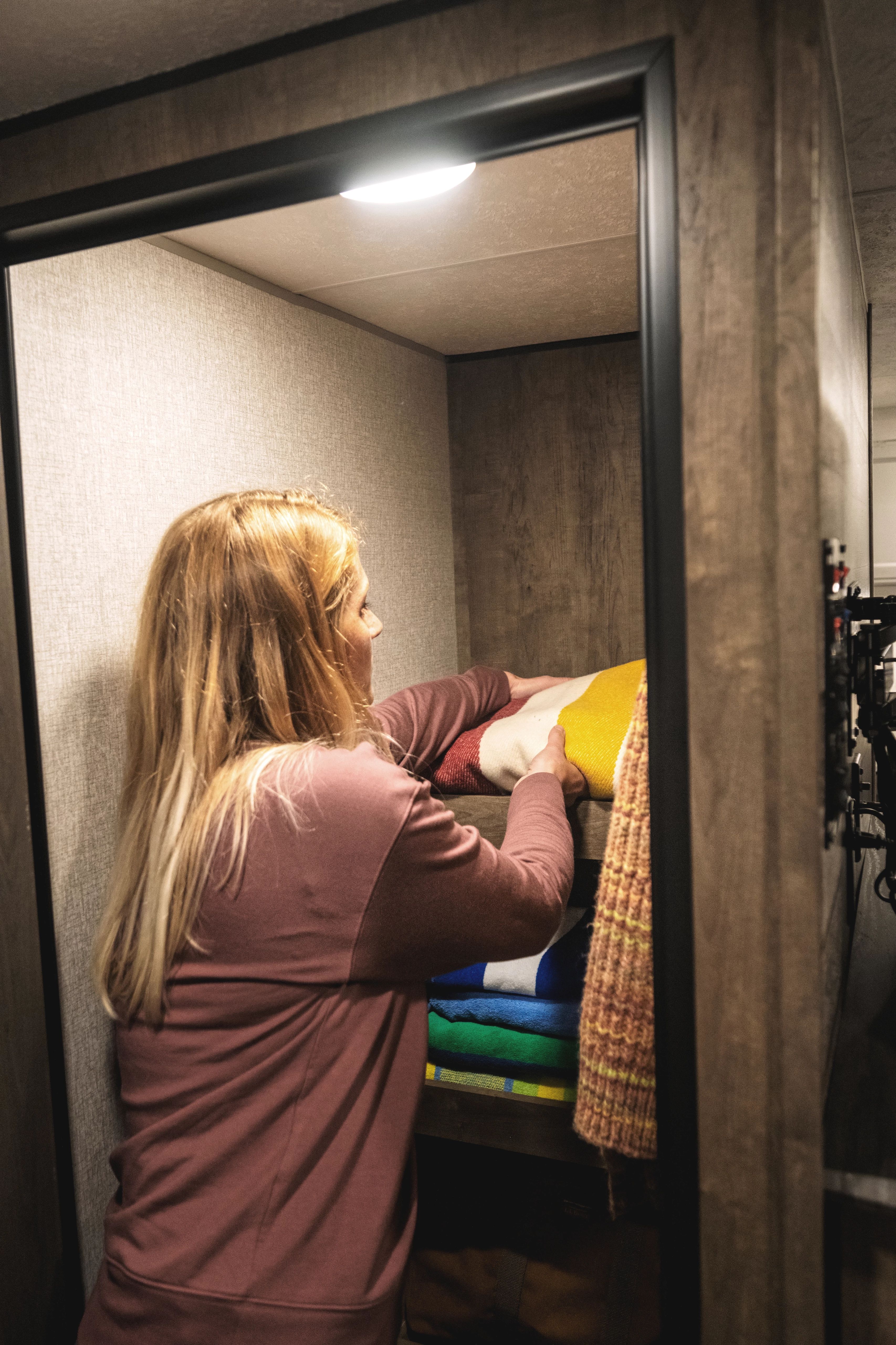 venture stratus travel trailer closet 