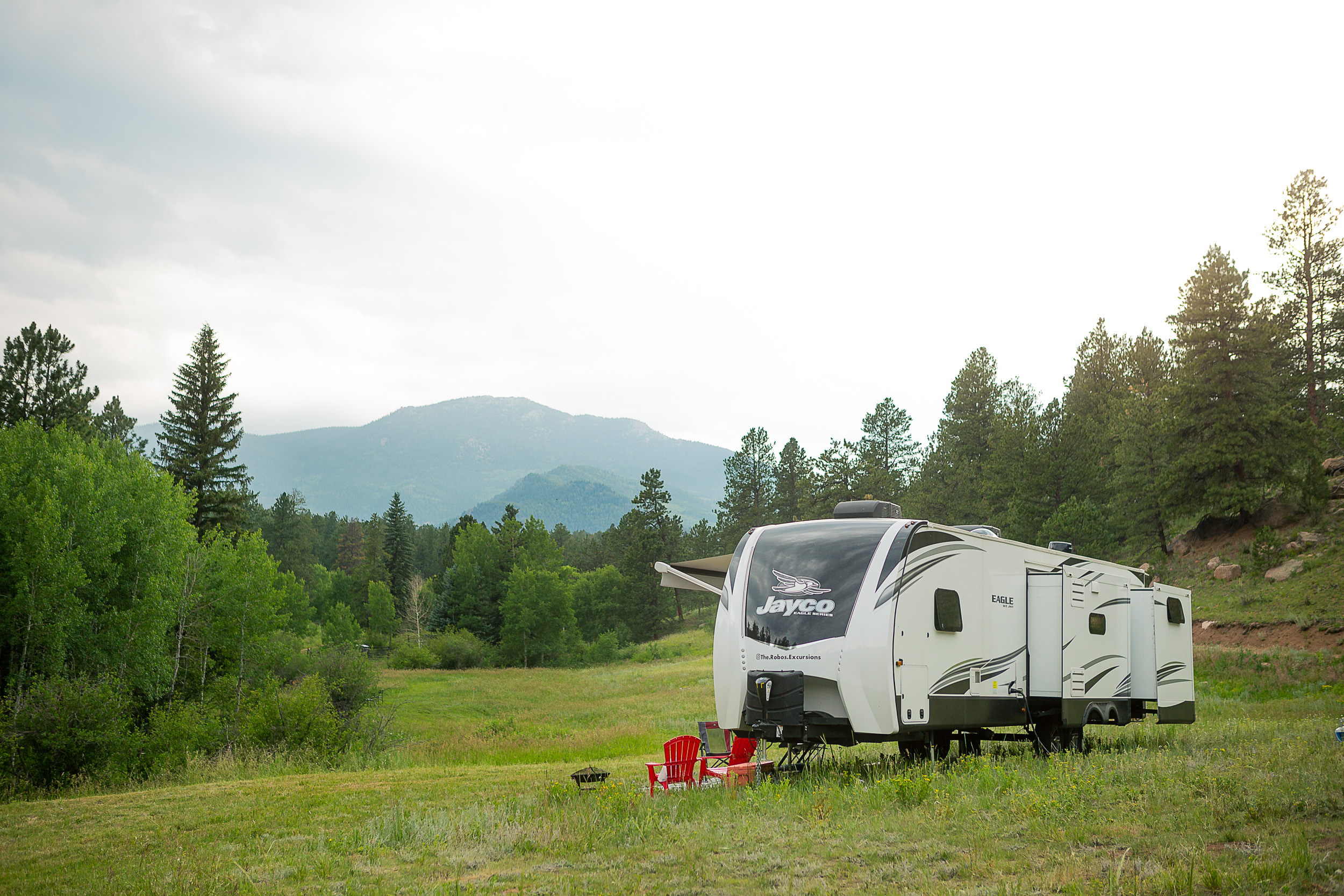 The Roberson's Jayco Eagle in a field